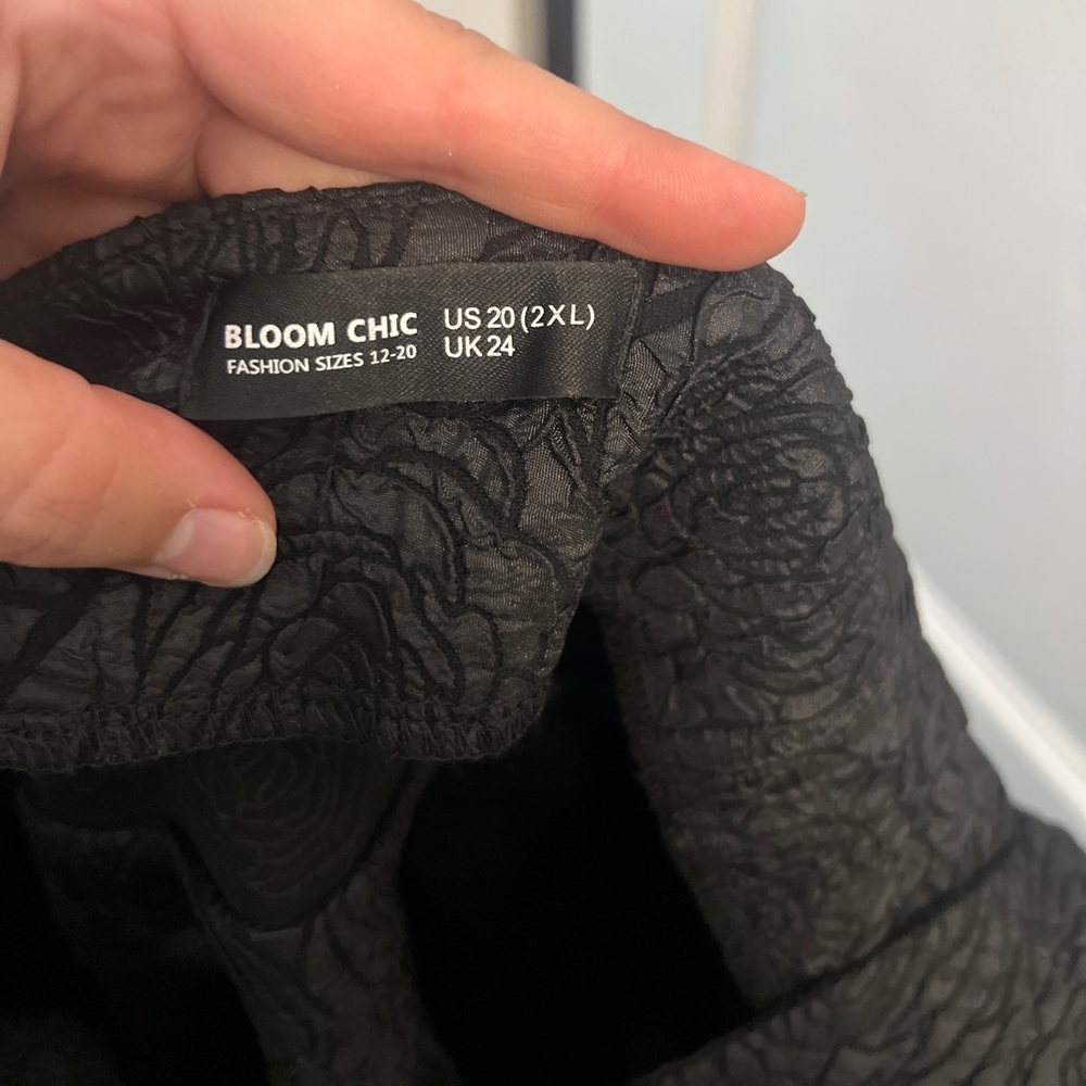 Embossed black dress - Picture 5 of 5